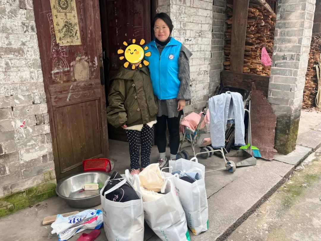 龍西鄉(xiāng)社工站攜手民賽電氣沈總舉辦了“向善而行，衣舊暖心“舊衣捐贈(zèng)活動(dòng)，