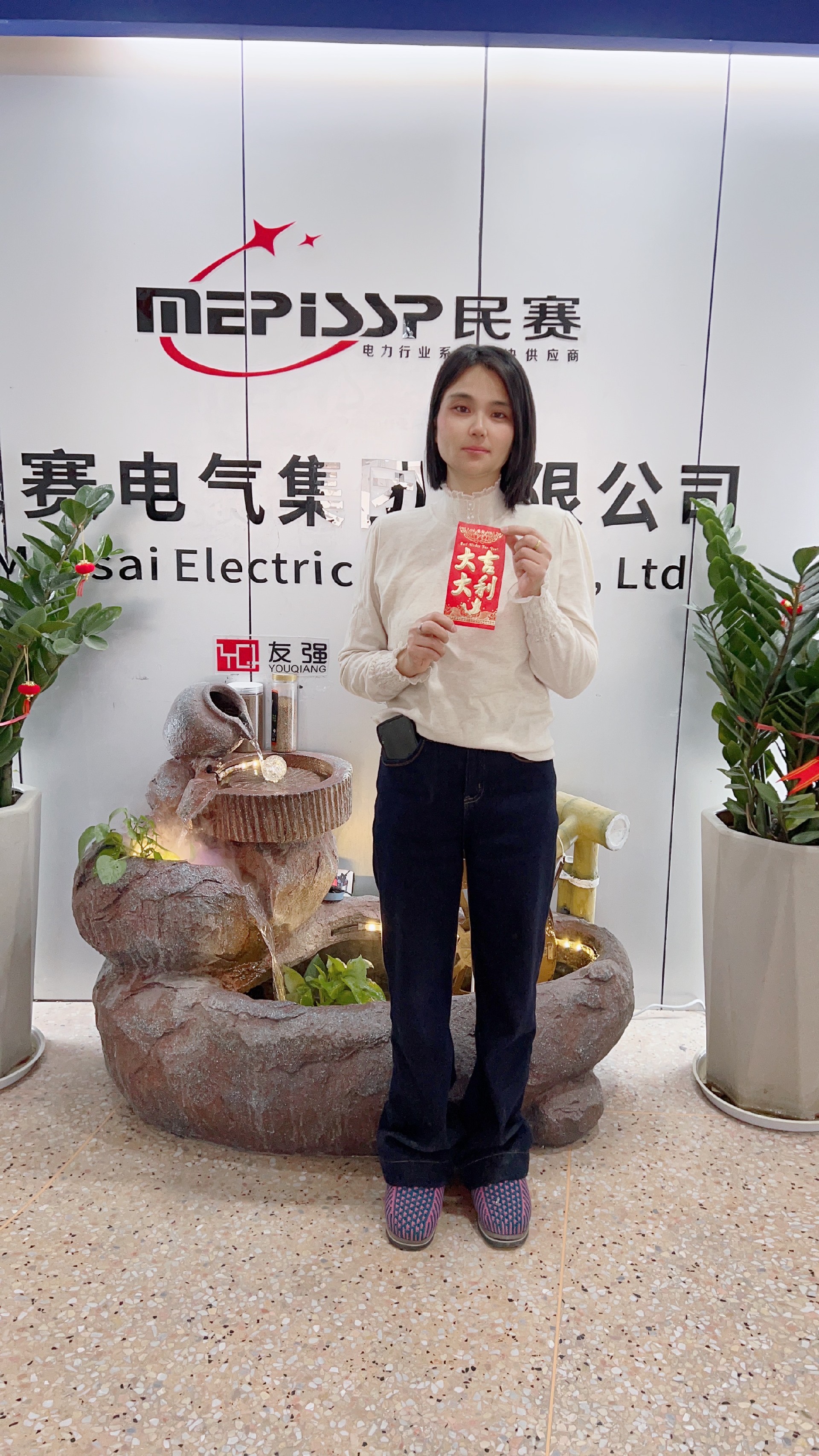 兩位倉(cāng)管兢兢業(yè)業(yè)，用心完成客戶交代的每一份托福，經(jīng)常工作到忘我的狀態(tài)，今日是他倆的生日，愿身體健康，家庭幸福，開心快樂。
